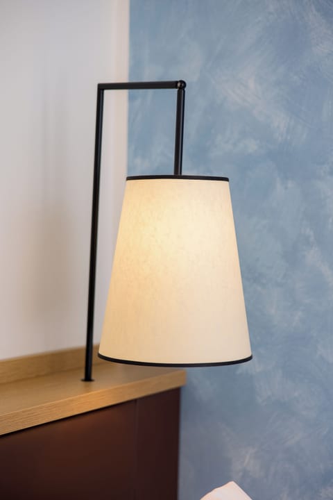 Single Room | Minibar, in-room safe, desk, laptop workspace