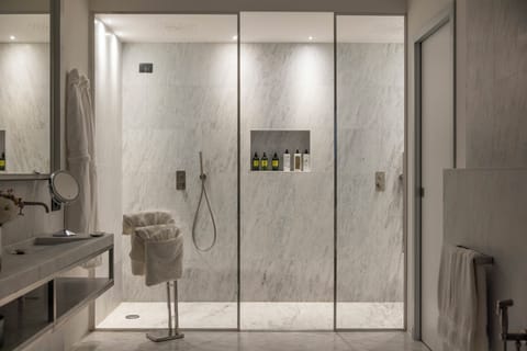 Panoramic Room | Bathroom | Shower, rainfall showerhead, designer toiletries, hair dryer