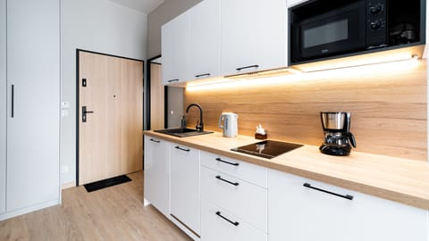 Studio Suite (13 E) | Private kitchenette | Fridge, stovetop, electric kettle, cookware/dishes/utensils