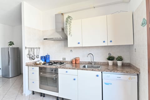 Standard Apartment | Private kitchen | Full-size fridge, microwave, oven, stovetop