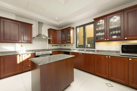 Signature Villa | Private kitchen | Fridge, microwave, oven, dishwasher