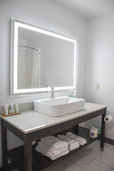 Suite, 1 Bedroom, Non Smoking | Bathroom | Combined shower/tub, deep soaking tub, free toiletries, hair dryer