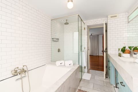 Comfort Apartment | Bathroom | Shower, rainfall showerhead, towels