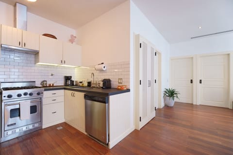 City Apartment | Private kitchen | Fridge, microwave, oven, stovetop