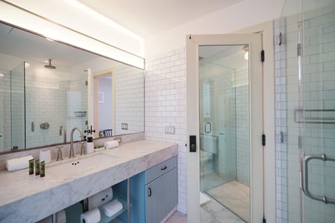 Business Apartment | Bathroom | Shower, rainfall showerhead, towels