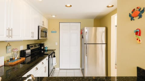 Condo, 2 Queen Beds, Patio (LD9141-102) | Private kitchen | Fridge, microwave, oven, stovetop