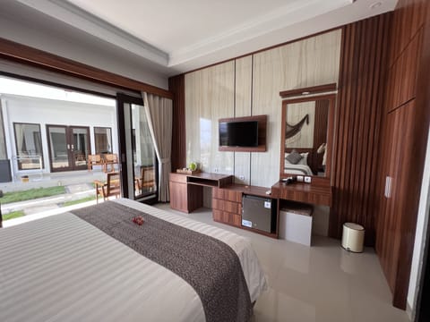 Grand Double Room, 1 King Bed | Minibar, desk, laptop workspace, free WiFi