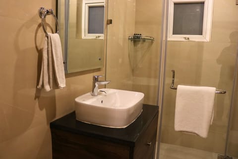 Suite Room | Bathroom | Shower, rainfall showerhead, free toiletries, slippers