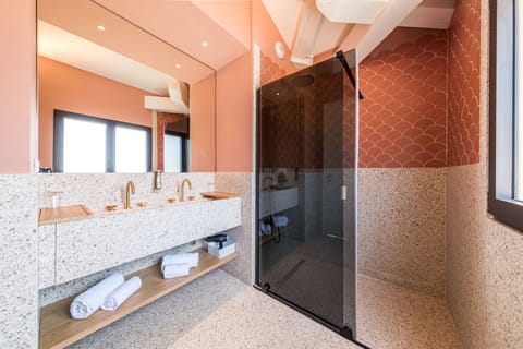 Classic Suite | Bathroom | Free toiletries, towels