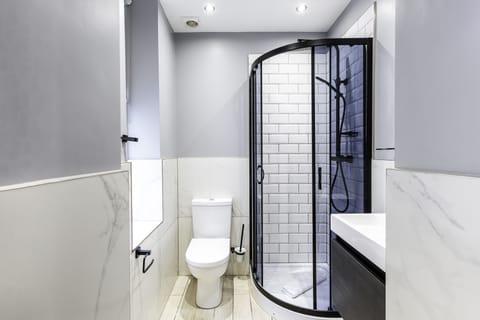Double Room - Lower Ground | Bathroom | Shower, hair dryer, towels