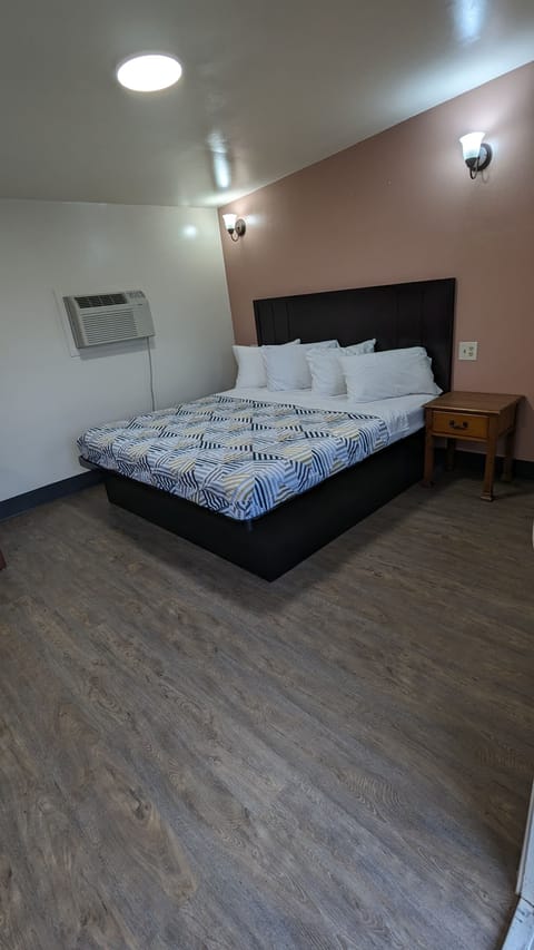 Standard Single Room, 1 King Bed | Free WiFi, bed sheets