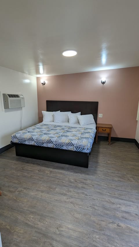 Standard Single Room, 1 King Bed | Free WiFi, bed sheets