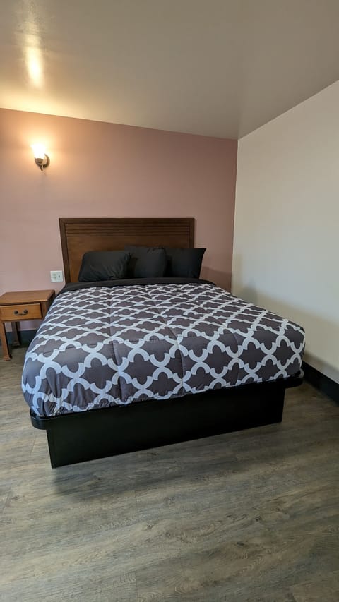 Standard Single Room, 1 Queen Bed | Free WiFi, bed sheets