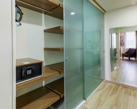 Deluxe Suite | Wardrobe