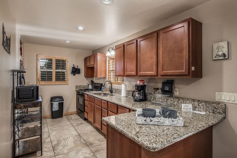 House, Multiple Beds, Patio, Mountain View | Private kitchen | Fridge, microwave, oven, stovetop