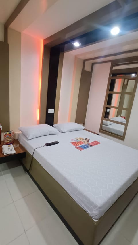 Deluxe Room, 1 Queen Bed | Free WiFi, bed sheets