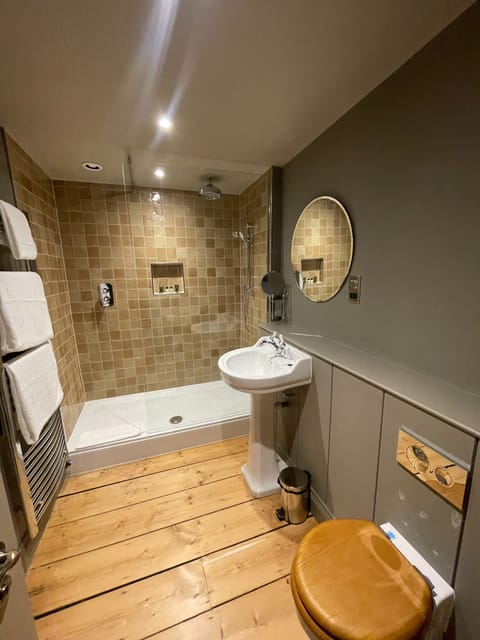 Classic Double Room | Bathroom | Combined shower/tub, hair dryer, towels