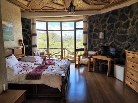 Traditional Suite, 1 King Bed, Balcony, Mountain View | Free WiFi, bed sheets