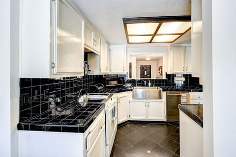 Luxury House | Private kitchen | Full-size fridge, microwave, oven, dishwasher