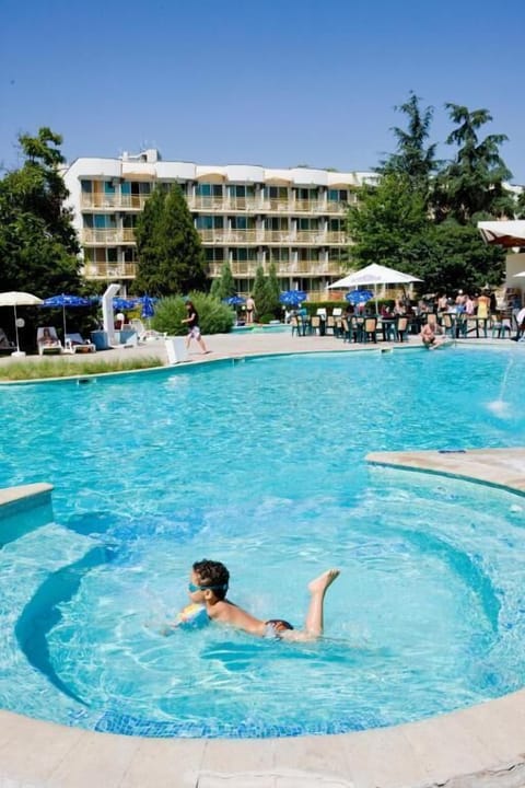 Outdoor pool, pool umbrellas, sun loungers