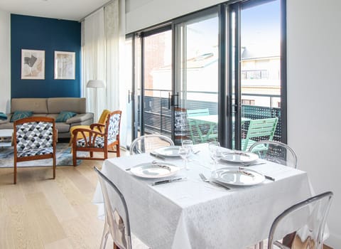 Pièce de vie avec balcon