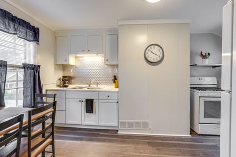 Apartment (2 Bedrooms) | Private kitchen | Oven, stovetop, cookware/dishes/utensils, paper towels