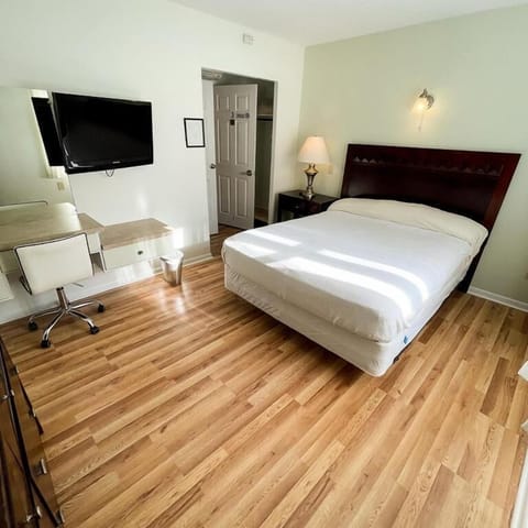 Room, 1 Queen Bed | Free WiFi