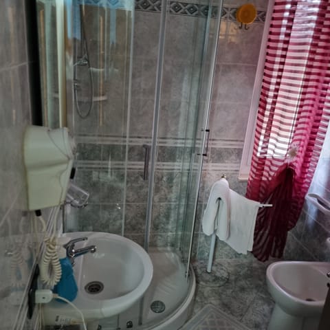 Classic Double or Twin Room | Bathroom | Shower, free toiletries, hair dryer, bidet