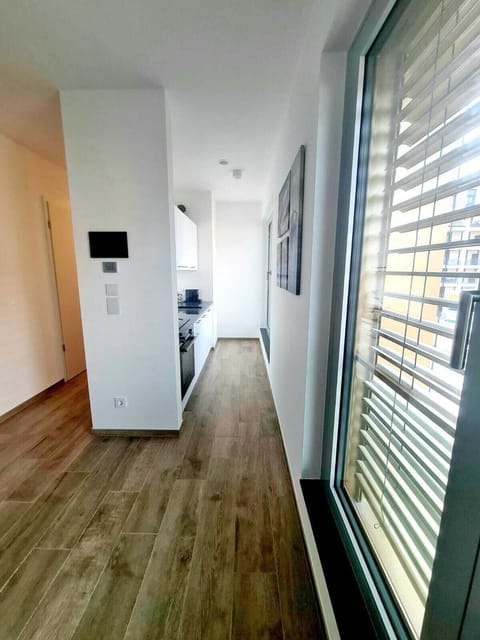 Full-size fridge, microwave, oven, stovetop