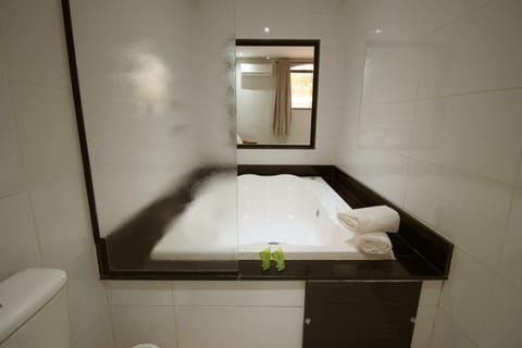 Deluxe Double Room | Bathroom | Free toiletries, towels, soap, shampoo