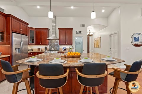 Bright mornings and delicious bites start right here at the kitchen island.