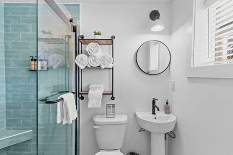 Standard Room, 1 Queen Bed, Refrigerator & Microwave | Bathroom | Combined shower/tub, hair dryer, towels