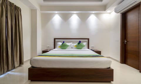 Premium Double or Twin Room, Balcony | In-room safe, desk, iron/ironing board, bed sheets