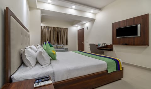 Deluxe Double or Twin Room, Balcony | In-room safe, desk, iron/ironing board, bed sheets