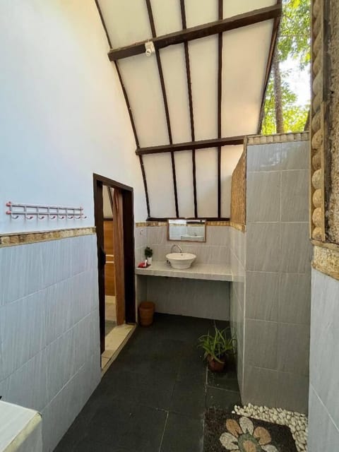 Deluxe Bungalow | Bathroom | Shower, rainfall showerhead, free toiletries, towels