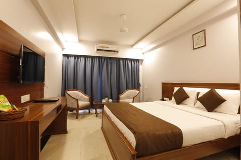 Standard Room, 1 Queen Bed | Premium bedding, Select Comfort beds, desk