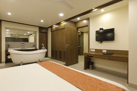 Executive Suite | Premium bedding, Select Comfort beds, desk