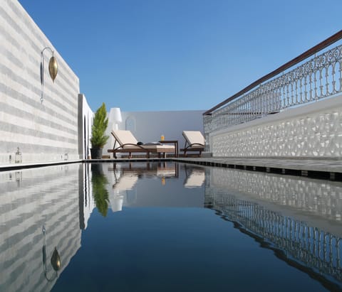 Outdoor pool, sun loungers