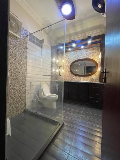 Deluxe Double Room | Bathroom | Shower, designer toiletries, slippers, towels