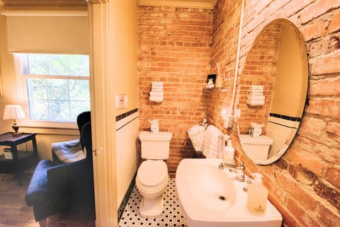 Room (Hydrangea Lodge) | Bathroom | Combined shower/tub, designer toiletries, hair dryer, towels