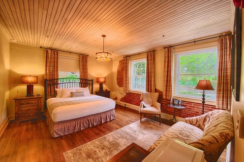 Suite (Evergreen Lodge) | Premium bedding, pillowtop beds, soundproofing, iron/ironing board