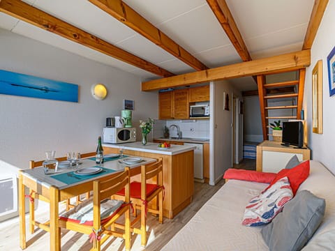 Sky, Cloud, Tableware, Water, Azure, Food, Chair, Naval Architecture, Building, Wood