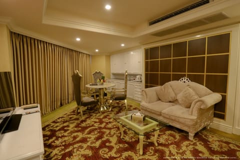 Deluxe Double Room | Living area