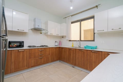 Comfort Apartment | Private kitchen | Fridge, microwave, cookware/dishes/utensils