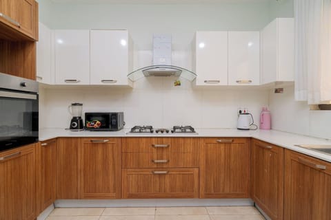 Comfort Apartment | Private kitchen | Fridge, microwave, cookware/dishes/utensils