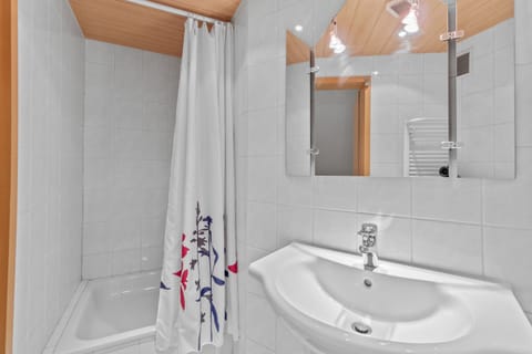 Comfort Triple Room, Private Bathroom | Bathroom