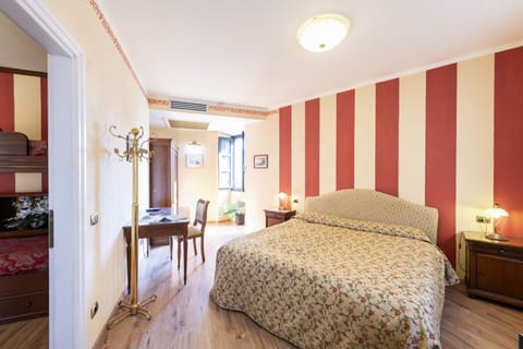 Dependance Lago Parziale suite | Minibar, free WiFi, bed sheets