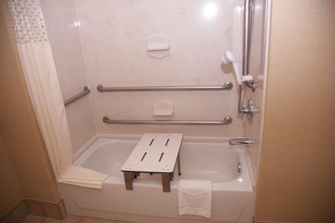 Room, 1 King Bed, Accessible, Non Smoking | Bathroom | Hair dryer, towels, soap, shampoo