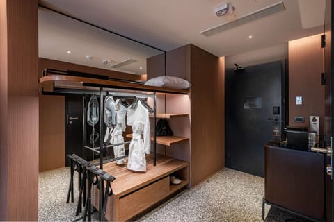 Room, 1 King Bed, Accessible (Mobility & Hearing, Roll-In Shower) | Minibar, in-room safe, desk, laptop workspace