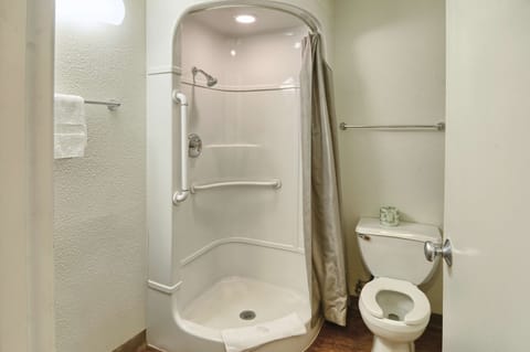 Combined shower/tub, towels, soap, toilet paper